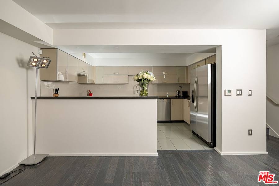 8703 W West Knoll Dr, West Hollywood, CA 90069, photo 5