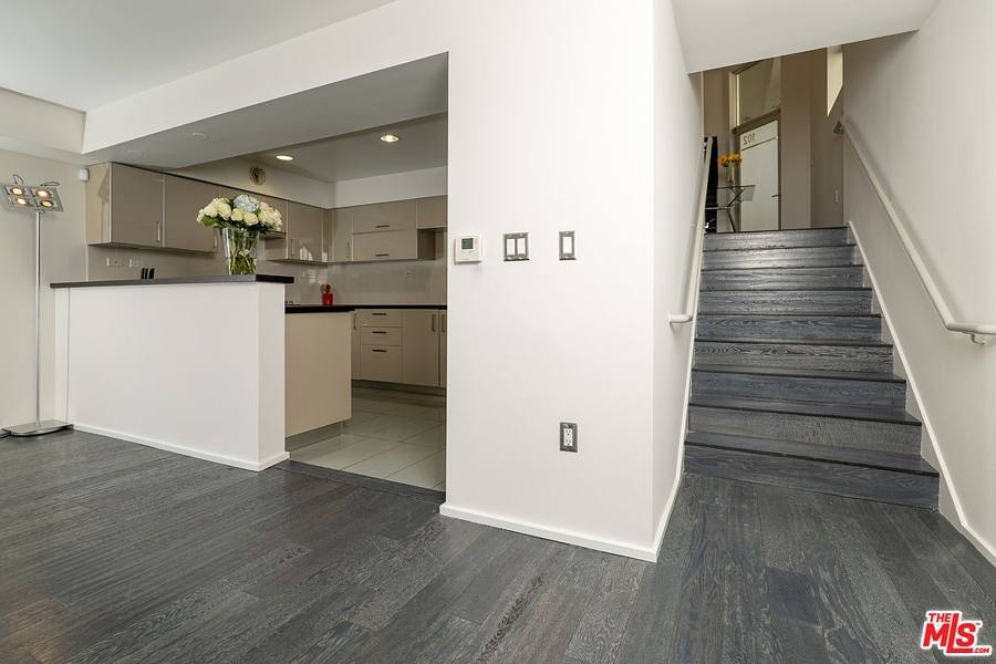 8703 W West Knoll Dr, West Hollywood, CA 90069, photo 7