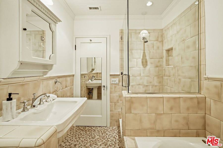 1174 Masselin Ave, Los Angeles, CA 90019, photo 32